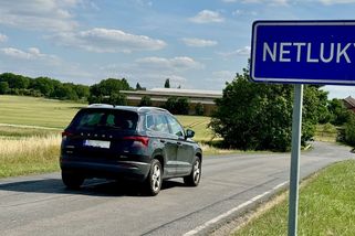 Modré značky s bílým názvem obce řidiče často matou. Kvůli jejich umístění chybují a nedodržují rychlost. Pravidla jsou přitom jasná - Garáž.cz